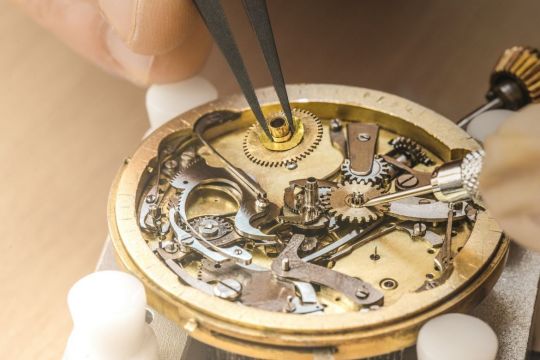 Jak powstają zegarki? Sztuka zegarmistrzostwa od kulis